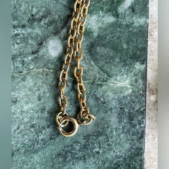 Vintage Avon Gold Tone Tassel Pendant Charm on Vintage Chain - Picture 3 of 6